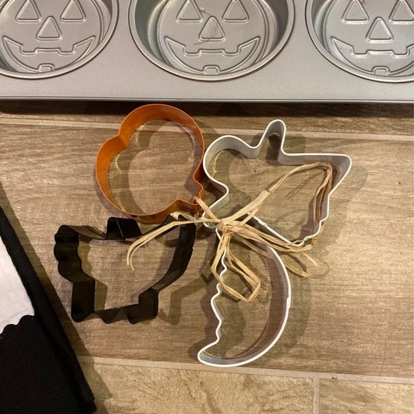 Halloween kitchen baking bundle cookie cutters sign pans towels 9 spooky pieces - Picture 3 of 5